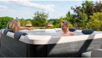 MSpa Frame Series Oslo Inflatable Bubble & Jet Spa | Luxury Wood-Like Finish | 6-Person | F-OS063W